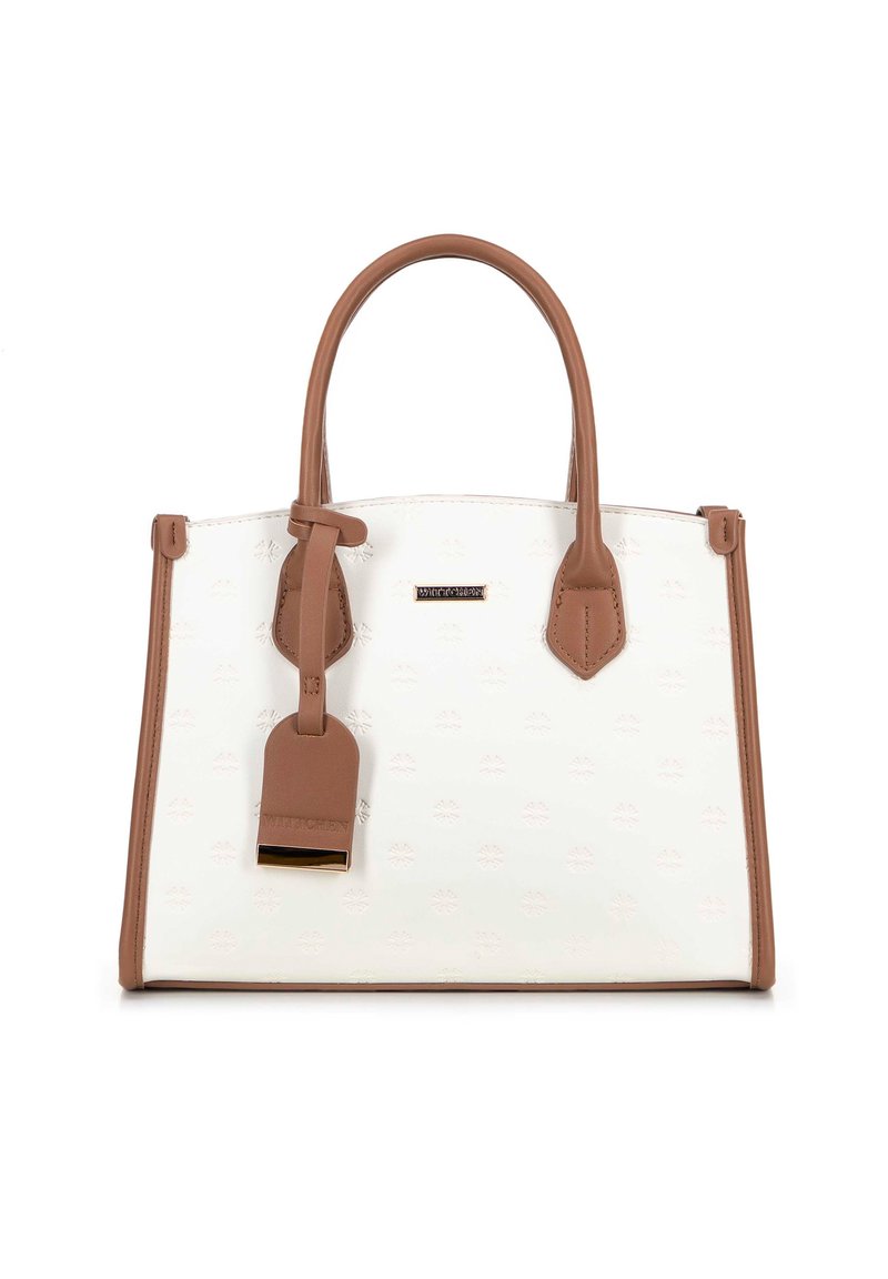 Bolso blanco con patrón en relieve, acentos de cuero sintético marrón, dos asas y una etiqueta desmontable. Diseño estructurado con un acabado brillante.