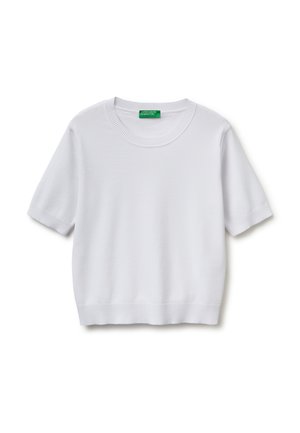 Biały krótki sweter z dzianiny z krótkim rękawem, wykończony prążkowanym okrągłym dekoltem, mankietami i dołem, z zieloną metką wewnątrz kołnierza.