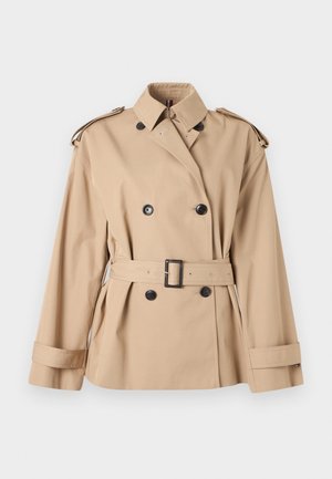 Beżowy płaszcz trencz z dwurzędowym zapięciem, czarnymi guzikami, szerokimi klapami, pagonami na ramionach i paskiem w talii. Lekka tkanina, krótsze rękawy.