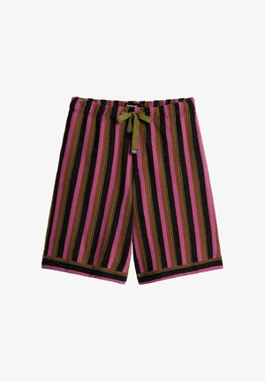 Kniehoge shorts met verticale roze, bruine en zwarte strepen, voorzien van een groene tailleband met trekkoord.