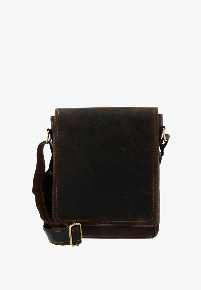Sac messager en cuir marron avec une fermeture à rabat, une sangle réglable, des coutures claires et une surface lisse et texturée.