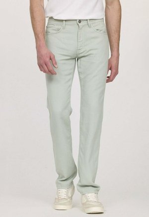 Jean slim en vert clair en coton, avec un design classique à cinq poches, une fermeture à un bouton et des détails de couture subtils.