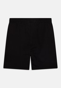 Czarne spodenki z elastycznym pasem, o prostym kroju, sięgające do połowy uda, bez widocznych logo ani wzorów, ułożone płasko na białym tle.