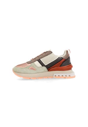 Sneaker basse con materiali misti in beige, marrone, arancione e rosa, con dettagli traforati e suola testurizzata.