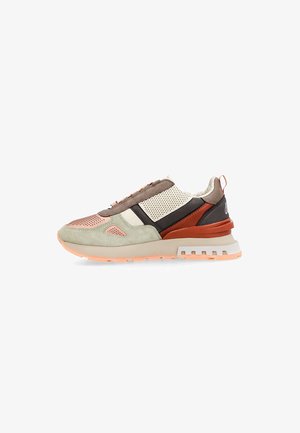 Sneaker basse con materiali misti in beige, marrone, arancione e rosa, con dettagli traforati e suola testurizzata.