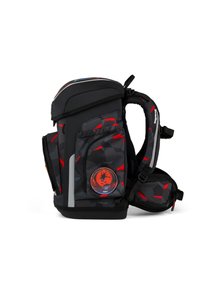 Zaino nero e grigio con motivi geometrici rossi, numerose tasche e un dettaglio con logo rotondo. Include spallacci imbottiti per il comfort.