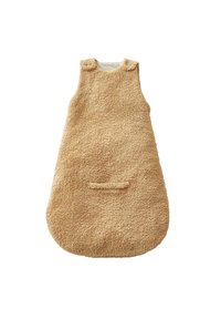 Beige, ärmelloser, fuzzy Babyschlafsack mit Schulterknöpfen und einer kleinen horizontalen Schlaufe an der Vorderseite, flach auf weißem Hintergrund präsentiert.