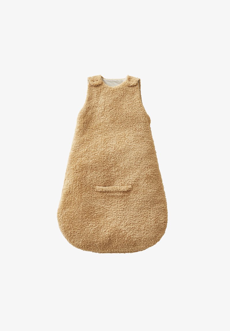 Beige, ärmelloser, fuzzy Babyschlafsack mit Schulterknöpfen und einer kleinen horizontalen Schlaufe an der Vorderseite, flach auf weißem Hintergrund präsentiert.