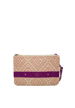 Pochette rectangulaire beige et rouge à motifs, avec une lanière horizontale en daim violet embossée du texte « mila louise PARIS » et une fermeture éclair.