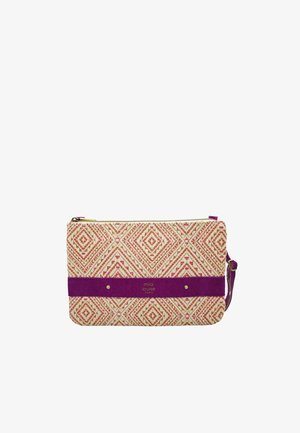 Pochette rectangulaire beige et rouge à motifs, avec une lanière horizontale en daim violet embossée du texte « mila louise PARIS » et une fermeture éclair.