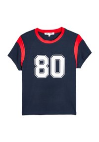 La camiseta de color azul marino presenta acentos rojos en las mangas, un cuello redondo y un gran número blanco "80" impreso en el frente. Textura de tela suave.