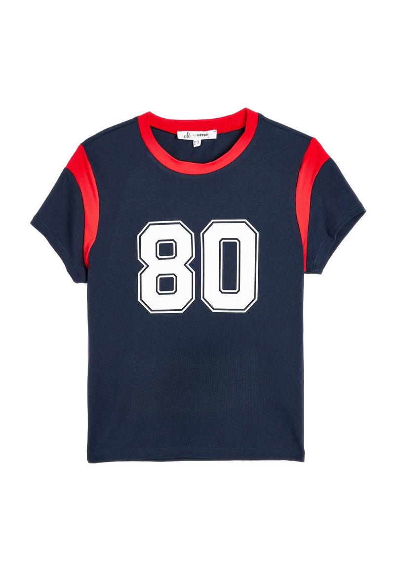 La camiseta de color azul marino presenta acentos rojos en las mangas, un cuello redondo y un gran número blanco "80" impreso en el frente. Textura de tela suave.