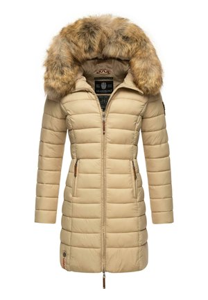 Manteau matelassé beige avec une capuche en fausse fourrure, fermeture éclair à l'avant et deux poches latérales. Présente des coutures horizontales et des accents en bois.