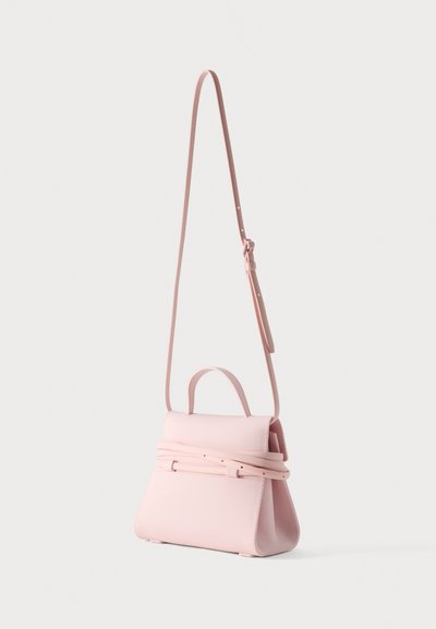 Τσάντα από ανοιχτό ροζ δέρμα με χειρολαβή στην κορυφή και μακρύ, ρυθμιζόμενο ιμάντα ώμου, ορθογώνιο σχήμα με λεπτομέρεια ζώνης που τυλίγεται γύρω.