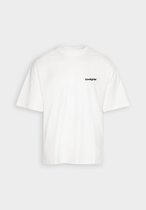 Weißes Baumwoll-T-Shirt mit kurzen Ärmeln, Rundhalsausschnitt und kleinem schwarzem Logo auf der linken Brustseite. Glatte Textur und entspannte Passform.