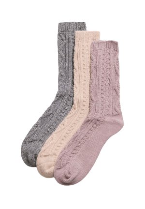 Conjunto de tres calcetas de punto texturizado en gris, rosa claro y malva, con patrones de trenzas y puños acanalados.