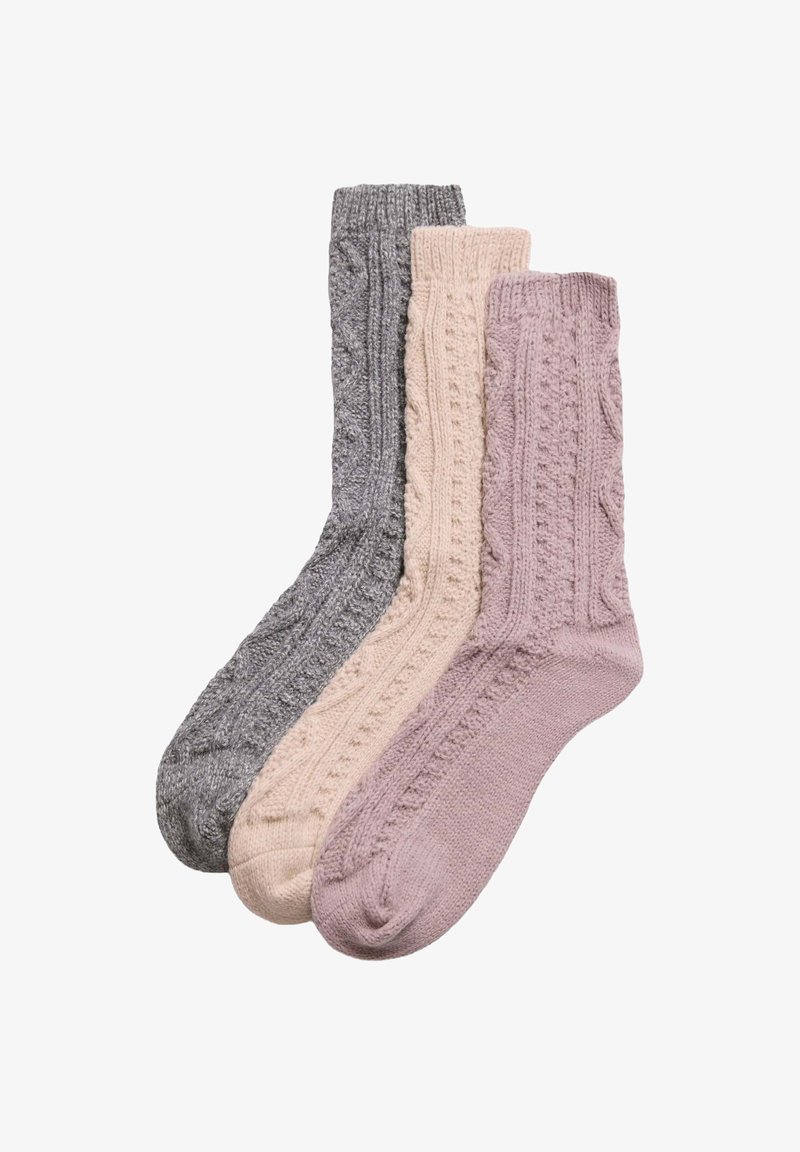 Conjunto de tres calcetas de punto texturizado en gris, rosa claro y malva, con patrones de trenzas y puños acanalados.