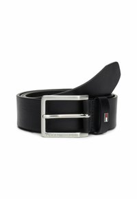 Cintura in pelle nera con una fibbia in metallo argentato, caratterizzata da una forma rettangolare, texture liscia e logo del marchio impressa sulla fibbia.