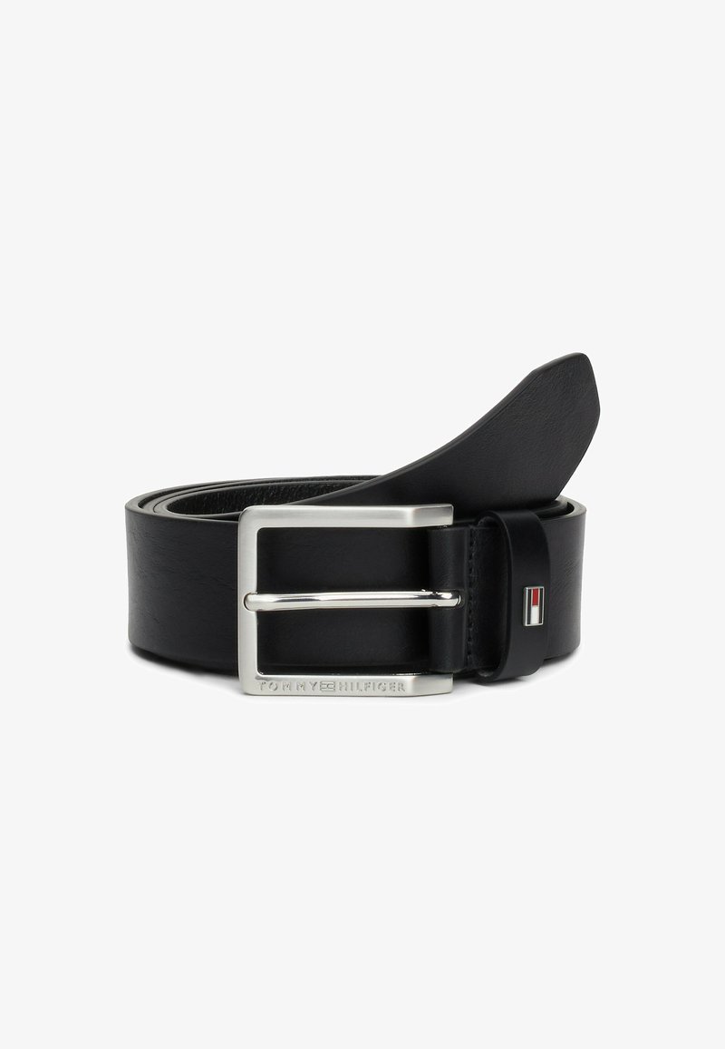 Cintura in pelle nera con una fibbia in metallo argentato, caratterizzata da una forma rettangolare, texture liscia e logo del marchio impressa sulla fibbia.