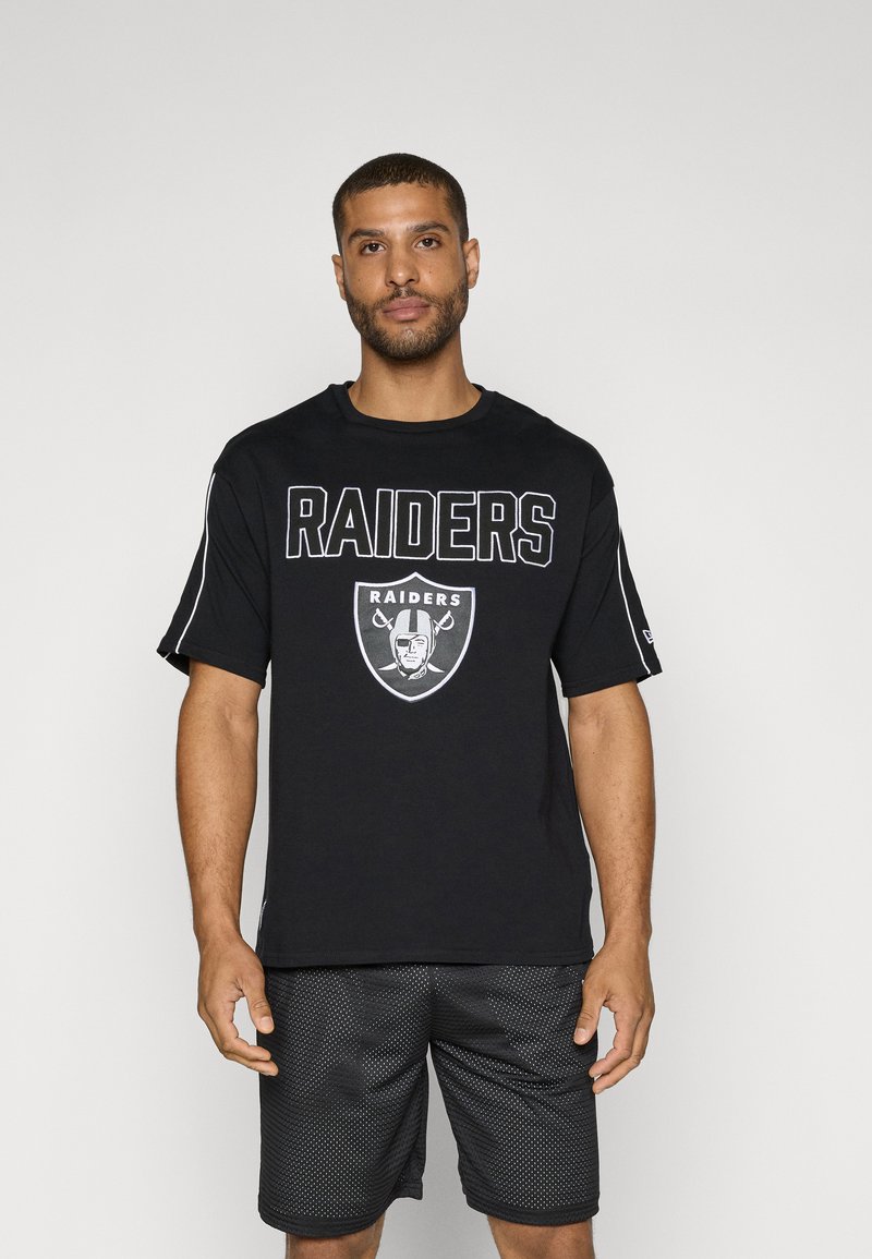 Juoda medvilnės marškinėliai su "RAIDERS" tekstu ir logotipu priekyje. Trumpomis rankovėmis su baltais akcentais. Nešiojami su juodomis tekstūrinėmis šortais.