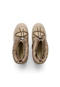 Braune wasserdichte Stiefel mit einem weichen, gepolsterten Kragen, Schnürverschluss und Gummisohlen. Glattes Textil-Obermaterial mit einer runden Zehenpartie.