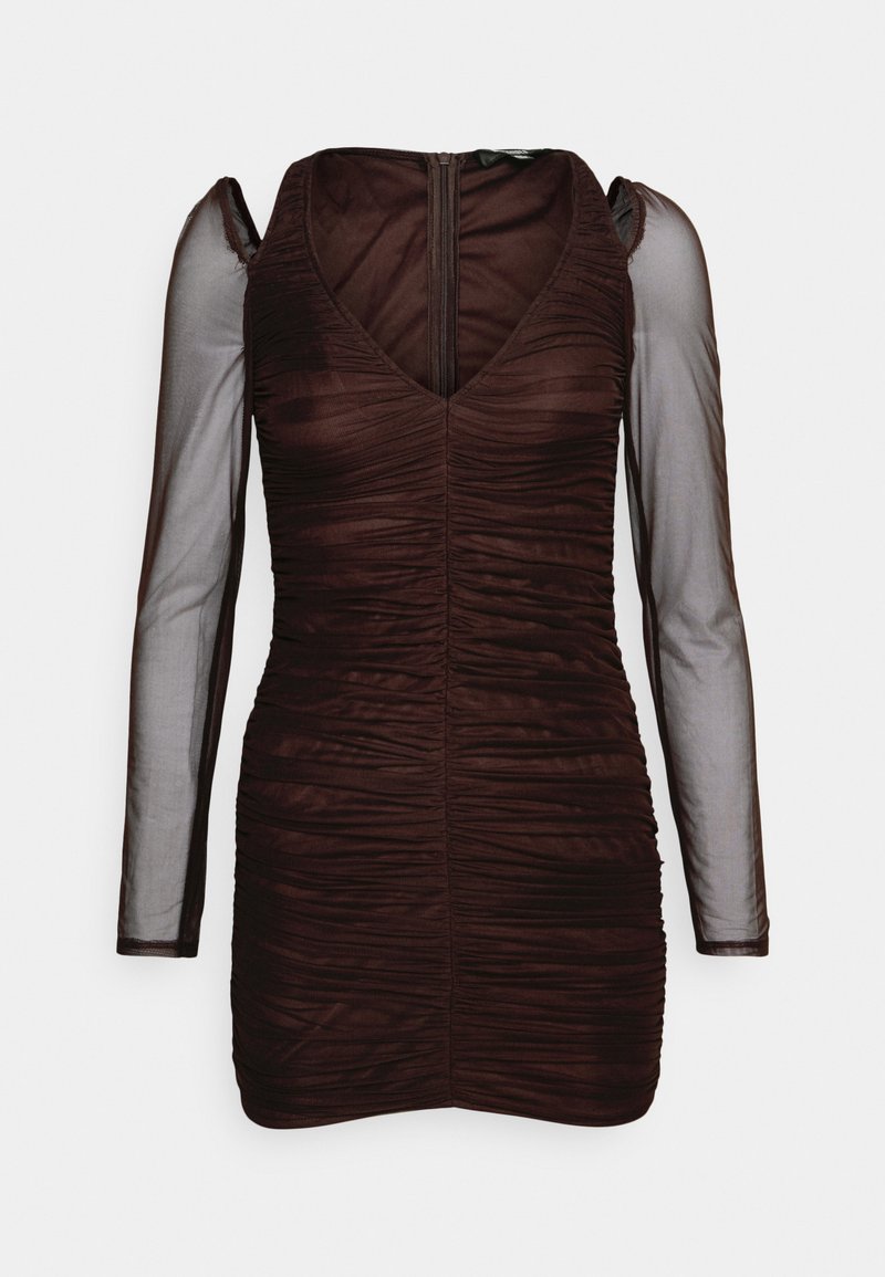 Vestido castanho drapeado com um decote em V profundo e mangas longas transparentes. Apresenta um fecho zip na parte de trás e um tecido texturizado para detalhe adicional.