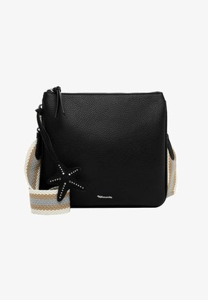 Must tekstureeritud nahast risti kantav kott laia beeži ja halli triibulise kangast rihmaga, tähekujuline must ripats metalltihvtidega ning pealt lukuga sulguv.