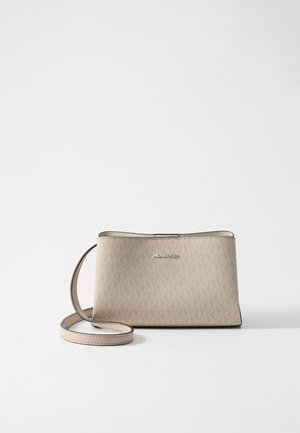 Borsa a tracolla beige con superficie testurizzata, caratterizzata da un logo sulla parte anteriore e una sottile tracolla. Bordo liscio e design minimalista.