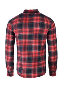 Camisa de cuadros roja y negra, de mangas largas, con cuello abotonado, hecha de tela de franela con una textura suave, que presenta líneas de acento azules en el patrón.
