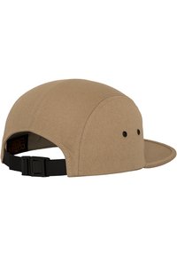 Khaki színű sapka kerek formával, lapos karimával, szövet textúrával, fekete snapback záróval és szellőzőlyukakkal az oldalán.
