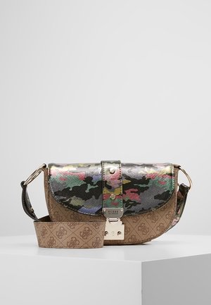 Kleine bruine crossbodytas met een multicolor metallic camouflage klep, gouden sluiting en een patroonriem die verstelbaar is, op een witte ondergrond.