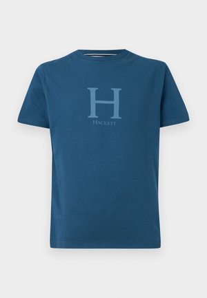 Blå bomullst-shirt med rund halsringning och korta ärmar, med en ljusblå "H"-logotyp och ordet "Hackett" tryckt nedanför.