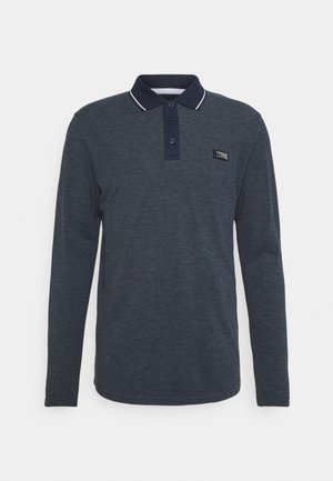 Polo à manches longues gris foncé avec col noir, trois boutons et un petit logo rectangulaire sur la poitrine gauche.