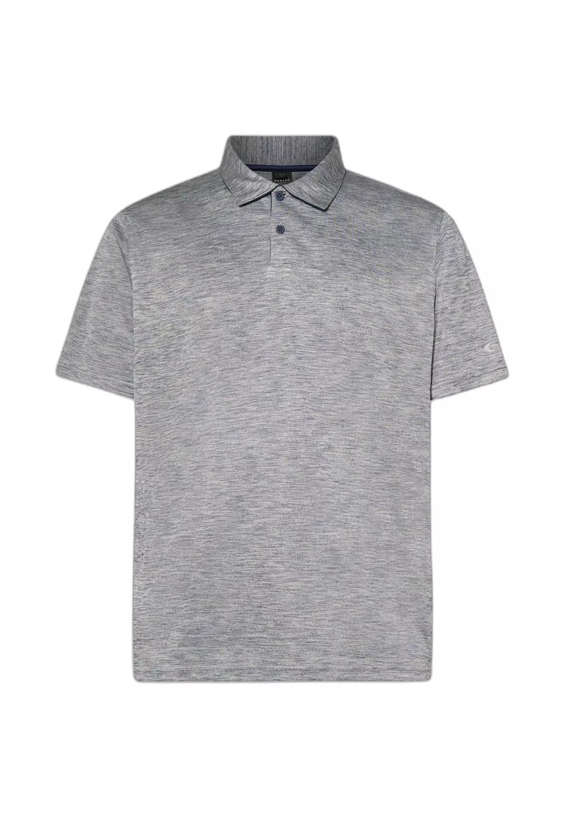 Polo gris de manga corta con dos botones y un pequeño logo en la manga izquierda, con una sutil textura jaspeada.
