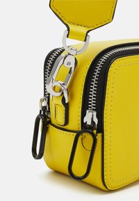 Karl Lagerfeld Jeans LOGO PATCH CAMERA - Torba preko tijela - cyber yellow