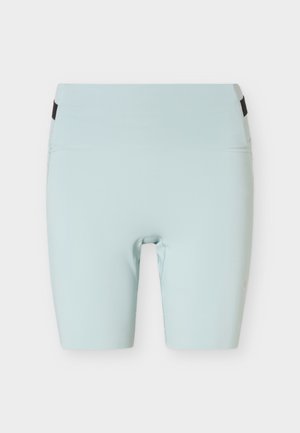 Αθλητικό σορτς σε ανοιχτό γαλάζιο χρώμα με ψηλή μέση, μαύρες λεπτομέρειες σε πλευρικές τσέπες και μίνιμαλ, εφαρμοστή σχεδίαση.