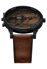 Montre en acier inoxydable noir avec un cadran à motif marron. Comprend quatre sous-cadrans, des chiffres arabes et un bracelet en cuir marron.