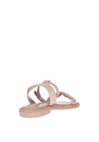 Sandali in pelle rosa con suola intrecciata, design a strap incrociato e chiusura alla caviglia regolabile, che mettono in mostra una texture liscia.
