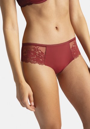 Culottes en tissu lisse et en dentelle bourgogne avec des panneaux en dentelle florale sur les côtés et des bords festonnés. Conçus pour un ajustement confortable.