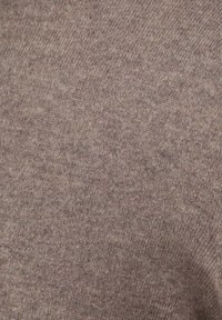 Bruin gebreid sweatshirtstof met een zachte textuur, met een subtiel gemêleerd patroon en variërende tinten erdoorheen.