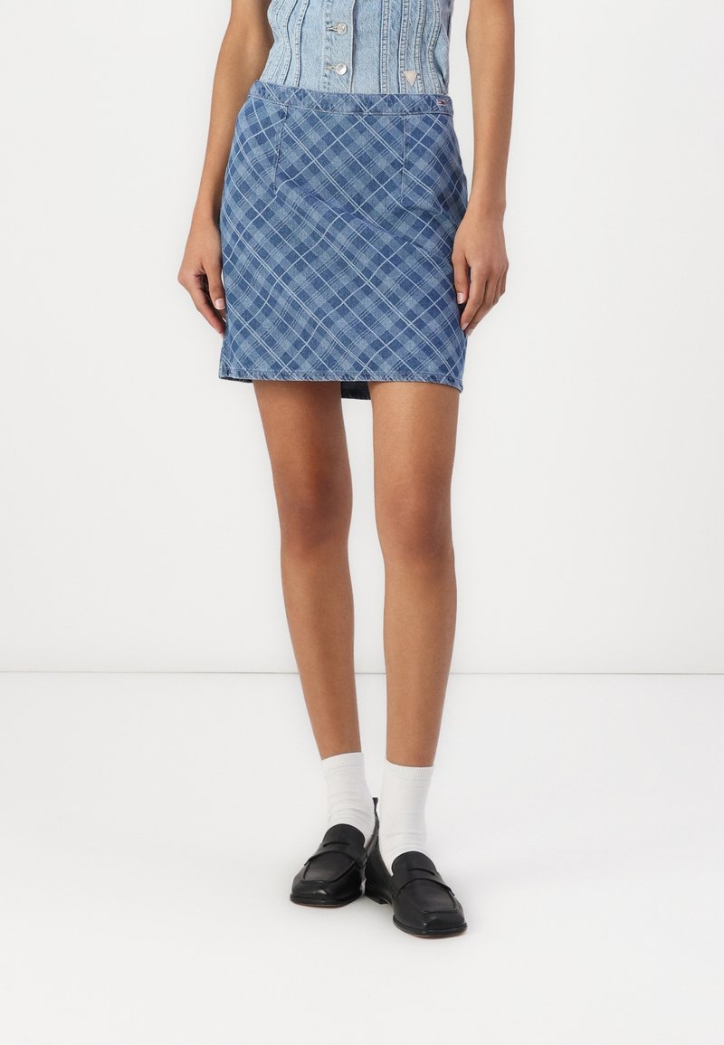 Denim minikjol med blå rutmönster och vita detaljer, två framfickor och en figursydd silhuett.