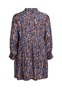 Kukkakuosi mekko mustalla pohjalla, jossa on sinisiä, punaisia ja kermavalkoisia kuvioita. Pitkät hihat, kerätty vyötärö ja korkea kaula-aukko.