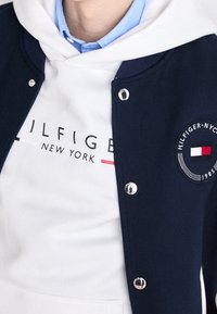 Tommy Hilfiger Jersey con capucha - white