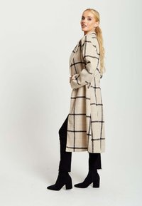 Liquorish LONGLINE CHECK  - Classic coat - off white