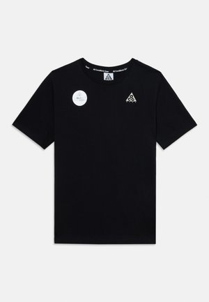T-shirt noir à manches courtes Nike ACG avec deux petits logos ACG sur la poitrine et le texte "All Conditions Gear" à l'intérieur du col.