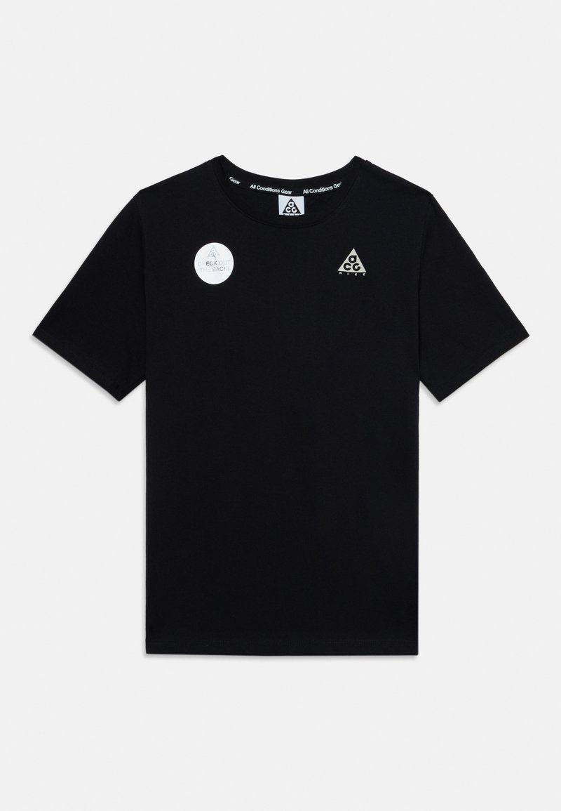Μαύρο κοντομάνικο T-shirt Nike ACG με δύο μικρά λογότυπα ACG στο στήθος και το κείμενο "All Conditions Gear" μέσα στο γιακά.