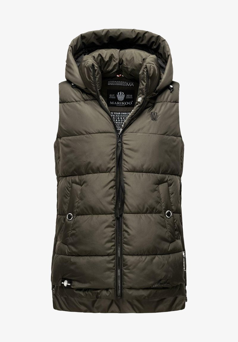 Veste sans manches matelassée vert olive avec fermeture éclair à l'avant, deux poches à boutons-pression, et une capuche avec cordons de serrage ajustables.