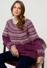 Lila- und cremefarbener Pullover mit Muster, runder Ausschnitt, lockerer Passform und weicher Textur. Rippstrickbündchen an den Ärmeln und am Saum verleihen dem Design eine besondere Note.