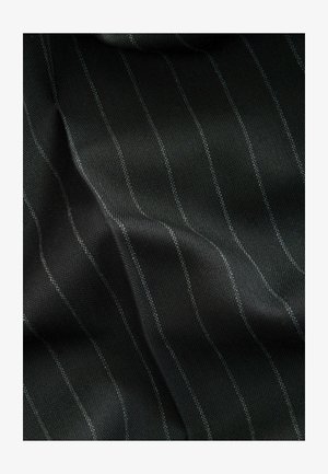 Schwarzer Stoff mit einem Fischgrätmuster und feinen weißen Streifen. Die Textur wirkt glatt mit subtiler Tiefe durch die Webart.