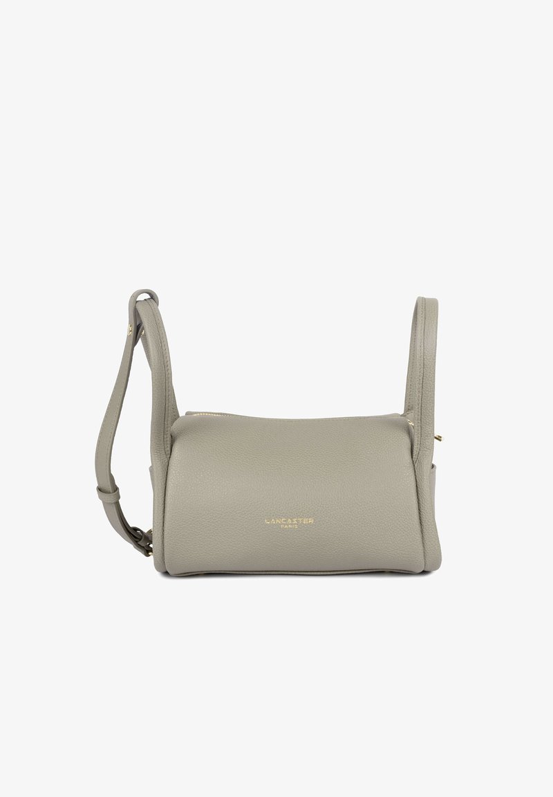 Petit sac bandoulière en cuir gris clair avec sangle ajustable et logo doré "Lancaster Paris" sur le devant.